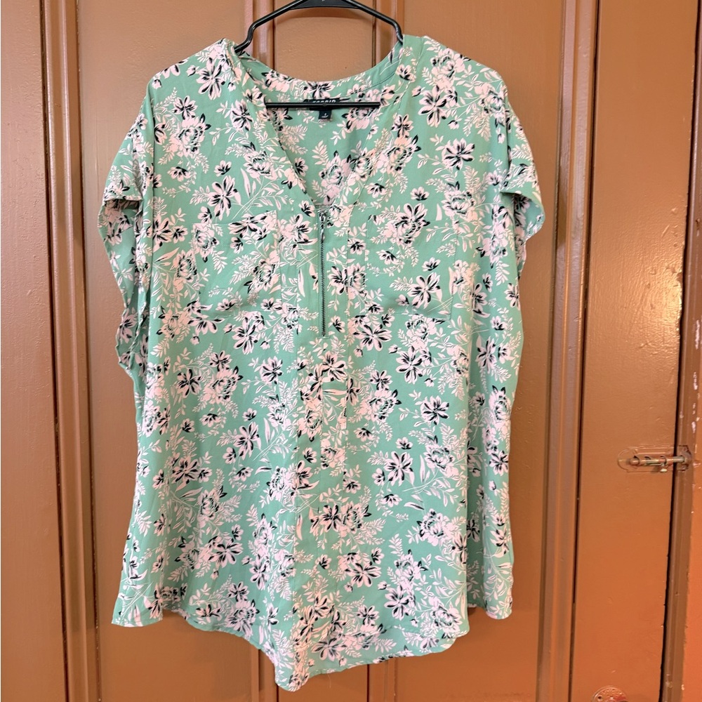 Torrid 1 Woman Top Green Pink Floral Blouse V Neck Chest Pocket Loose 1X Zipper
